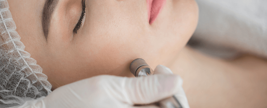 Punta de Diamante Mujer recibiendo un tratamiento facial en un entorno de spa.